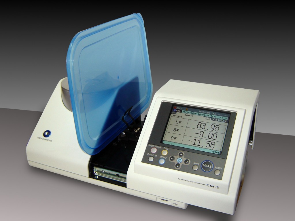 Konica Minoltas CM-5 benchtop spectrophotometer.
